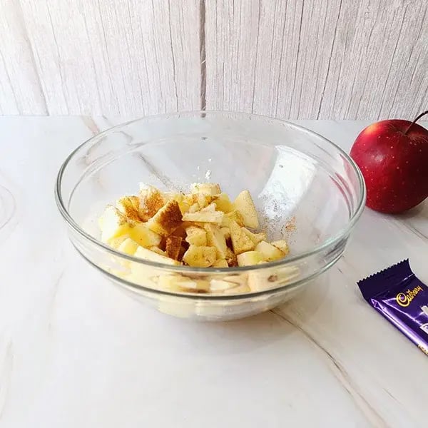 Chocolate Chip Cookie Apple Crumble - Mix the apples