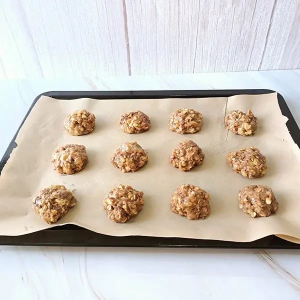 Chocolate Chip Walnut Oatmeal Cookies - Make a ball