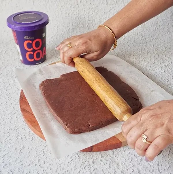 Chocolate Cookie Sticks - Roll out the dough