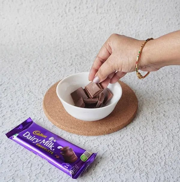 Chocolate Cookie Sticks - Break the chocolate