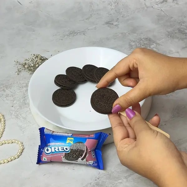 Chocolate-Covered Oreo Pops - Oreo Sandwiching Stick