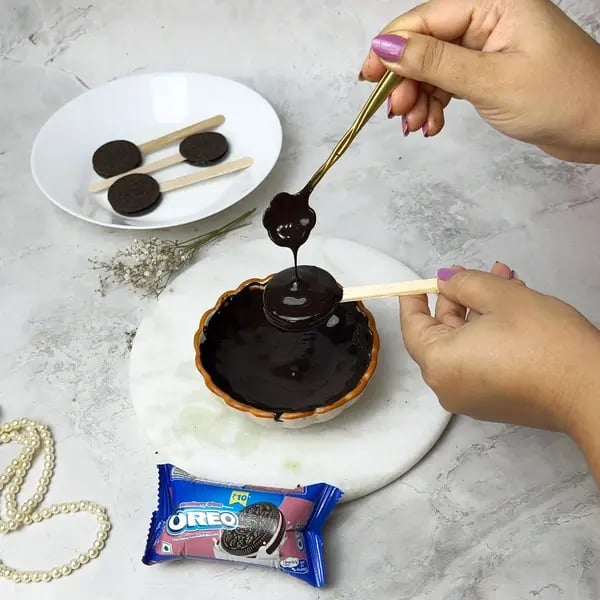 Chocolate-Covered Oreo Pops - Dipping Oreo Pop