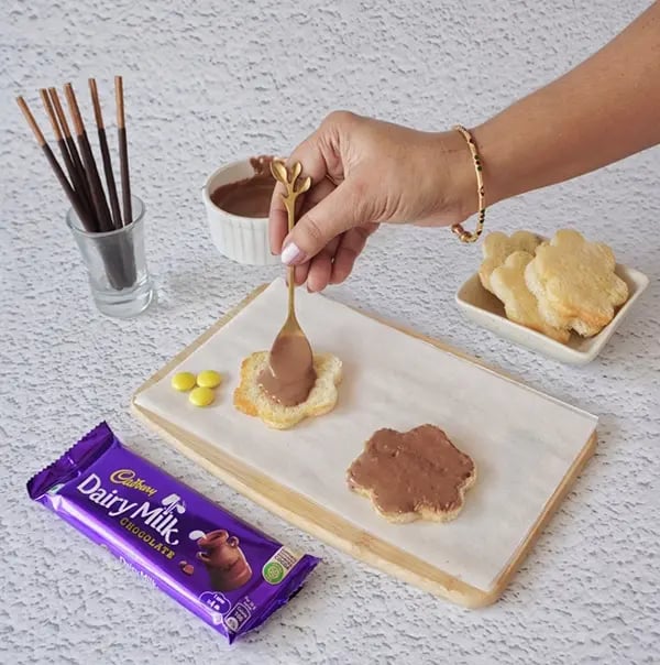 Chocolate Daisy Sandwich Appetizers with Gems - Spread the melted chocolate