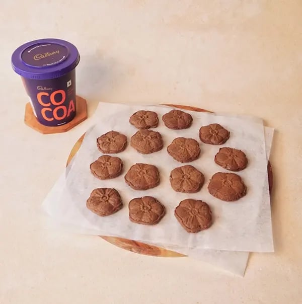 Chocolate Flower Cookies-Let the cookies cool on the baking tray