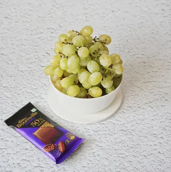 Chocolate Grapes with Pistachio - Wash and clean fresh grapes