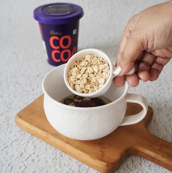 Chocolate Oats Milkshake-Take out soaked dates in a bowl