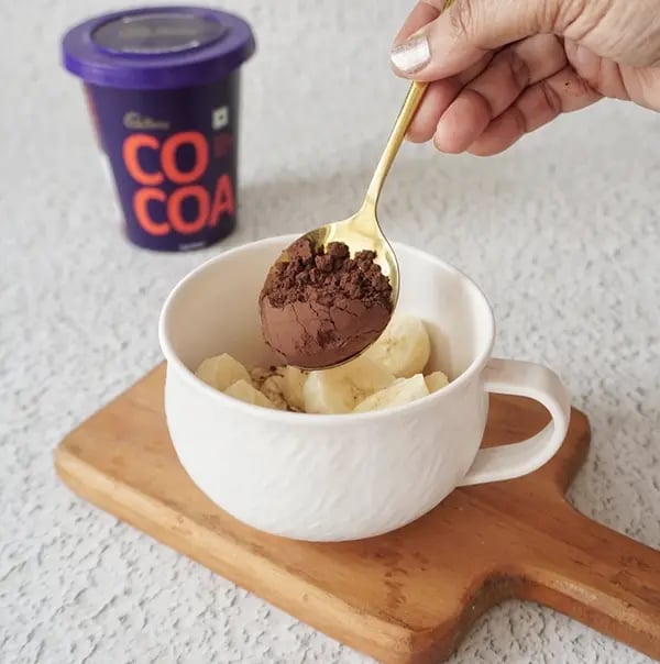 Chocolate Oats Milkshake-Add cocoa powder to the mixture