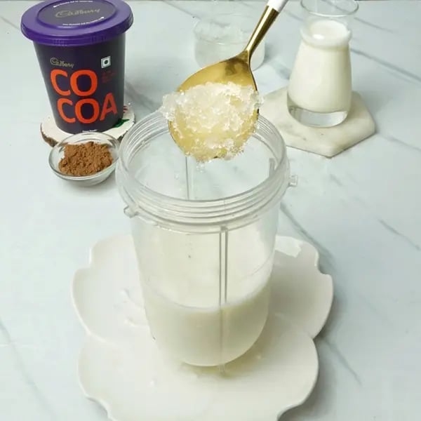 Chocolate Shake With Gond Katira - Pour 1 tsp gond katira in the blender