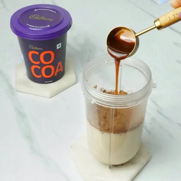 Cocoa Caramel Drink - Pour in the caramel sauce