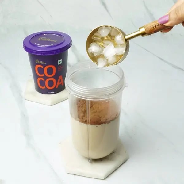 Cocoa Caramel Drink - Add a few ice cubes and blend everything
