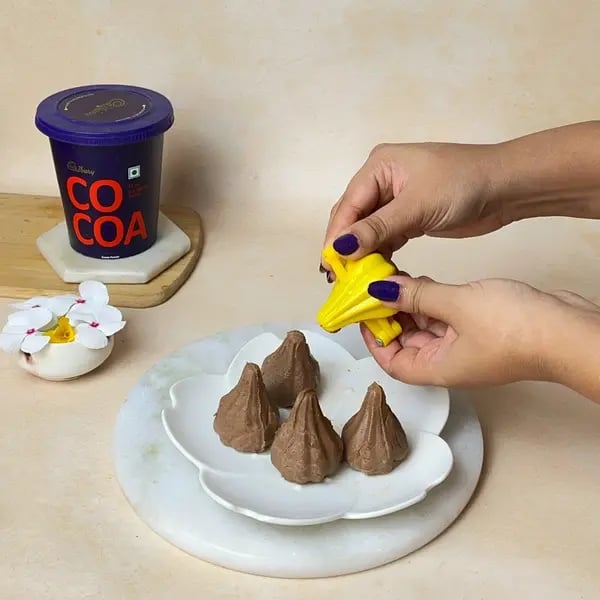 Cocoa Mothagam Recipe: How To Make This South Indian Festive Delight At Home - Closing Mold