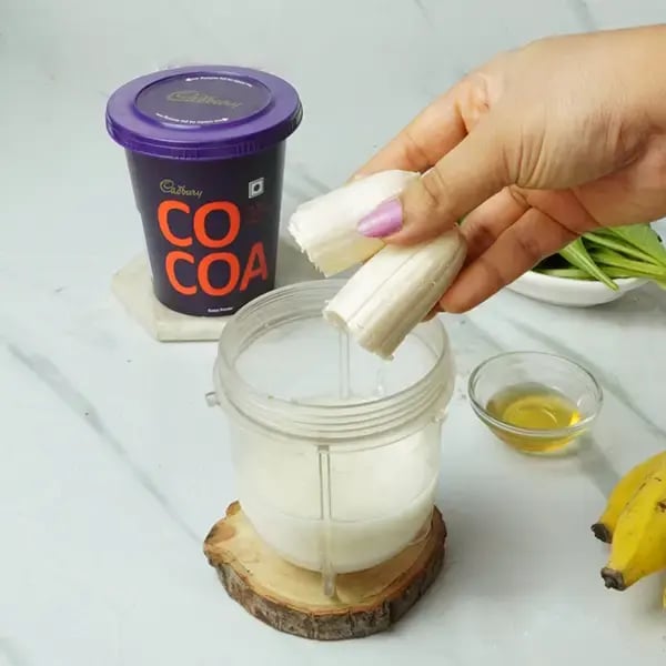 Cocoa Spinach Drink - Combine milk and banana