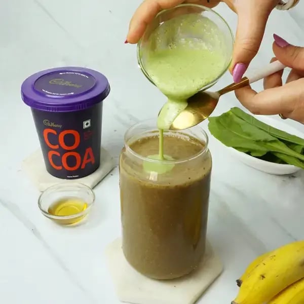 Cocoa Spinach Drink - Pour the cocoa-spinach drink into a glass