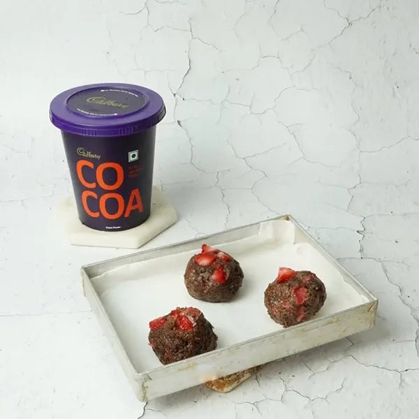Cocoa Strawberry Cookies-Make small ball shapes