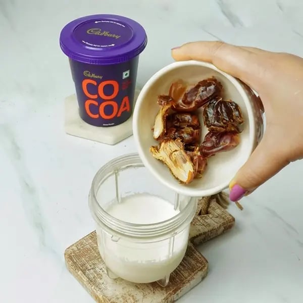 Cold Cocoa Dates Milkshake - Blend and make a smooth paste