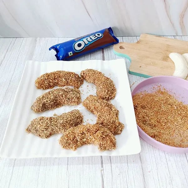 Crispy Banana Fritters with Oreo Crumbs - Dip banana