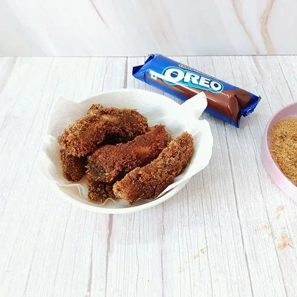 Crispy Banana Fritters with Oreo Crumbs - Fry the coated banana