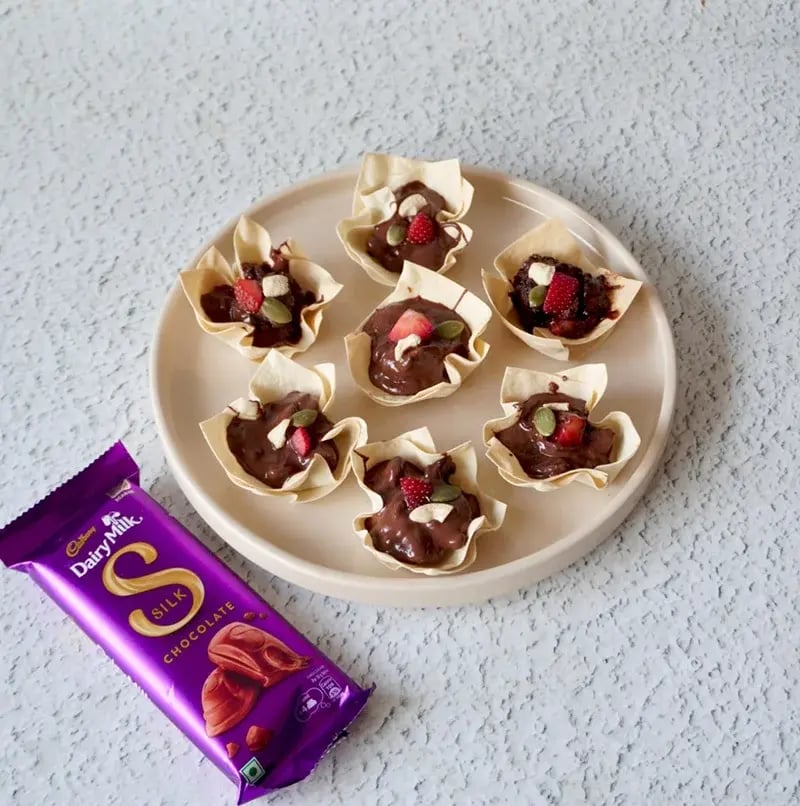 Cispy Chocolate Cups with Dy Fuits & Fesh Fuits Recipe