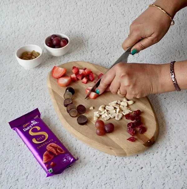 Crispy Chocolate Cups with Dry Fruits & Fresh Fruits - Chop almonds