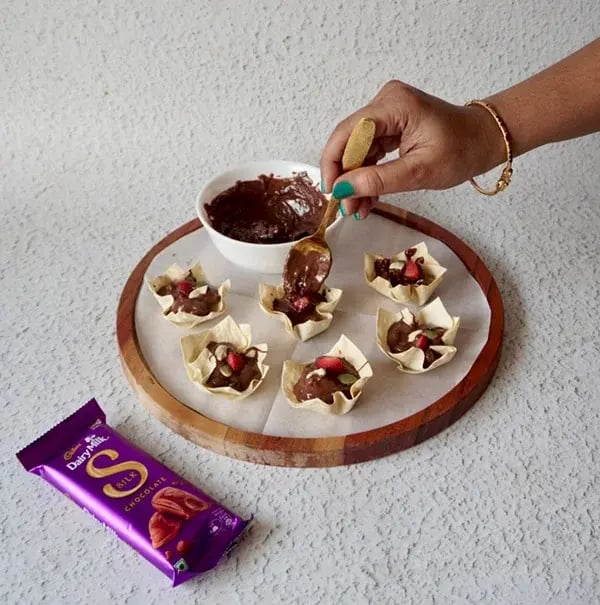 Crispy Chocolate Cups with Dry Fruits & Fresh Fruits - Freeze the cups