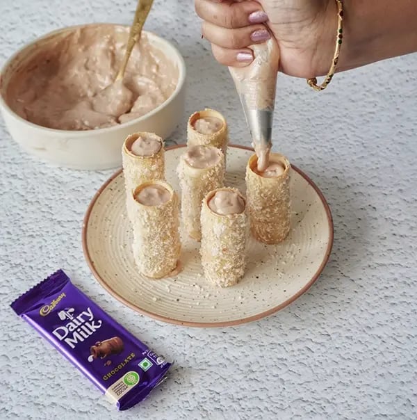 Crispy Rolls with Coconut and Dairy Milk Chocolate- Fill a piping bag with the cream mixture