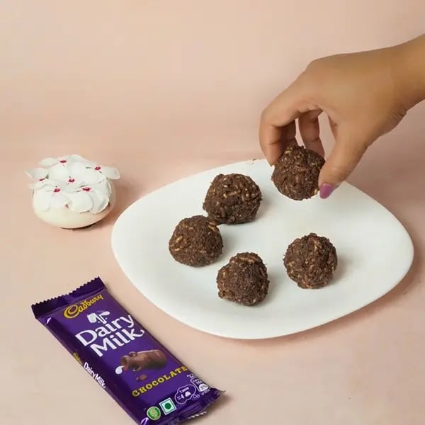 Dairy Milk Murmura Moa Laddu-Transfer the mixer to a bowl