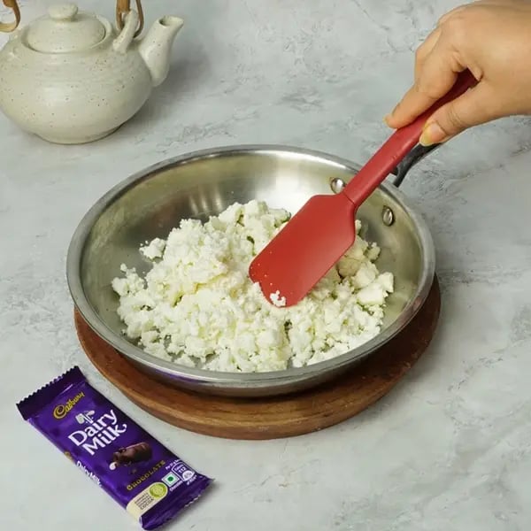 Dairy Milk Rose Kalakand-In a medium sized kadai