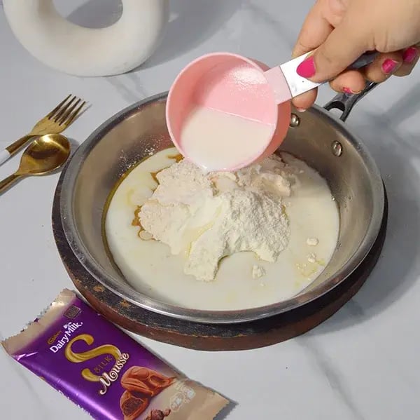 Dairy Milk Silk Pistachio Peda - Pour milk