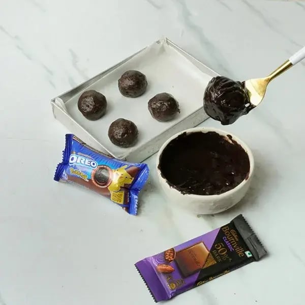 Easy Oreo Chocolate Truffle - Dip and coat Oreo balls