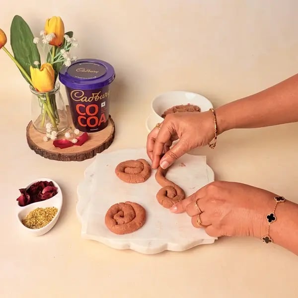 Festive Special Chocolate Mawa Jalebi Recipe With Cadbury Cocoa Powder, Rose And Pistachio Topping - Shaping Jalebi Spiral
