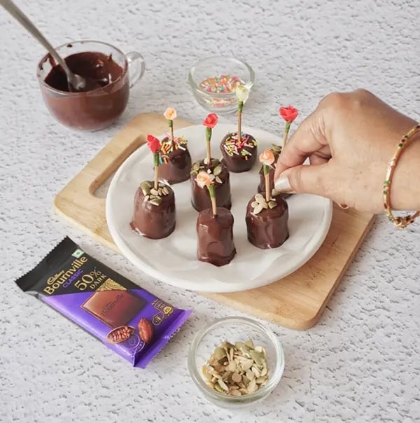 Frozen Bournville Chocolate Banana Bites - Sprinkle some toppings of your choice