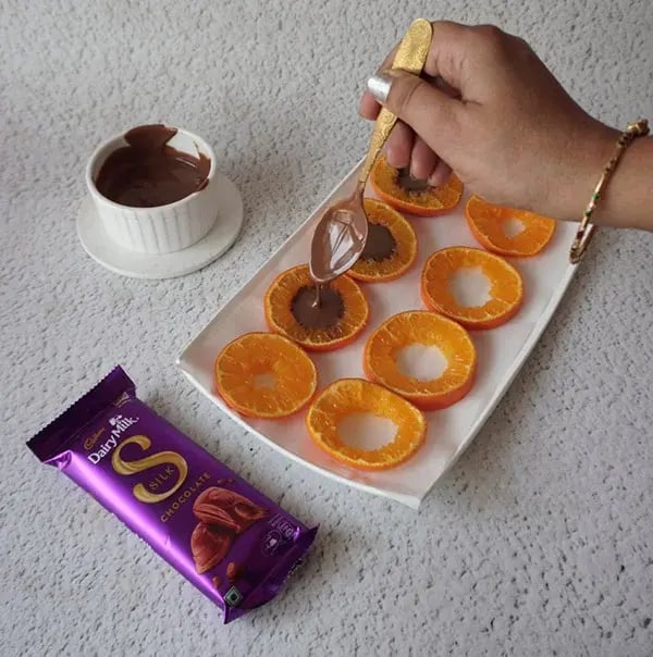 Frozen Chocolate Orange Slices with Dry Fruits Mix - Arrange the orange slices