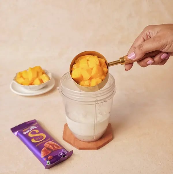 Mango Oats Smoothie with Cadbury Silk Crunch-Now add the mango chunk