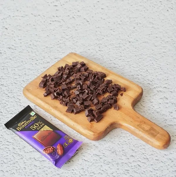 Mango Shrikhand with Bournville Chocolate chips-Chop Bournville chocolate