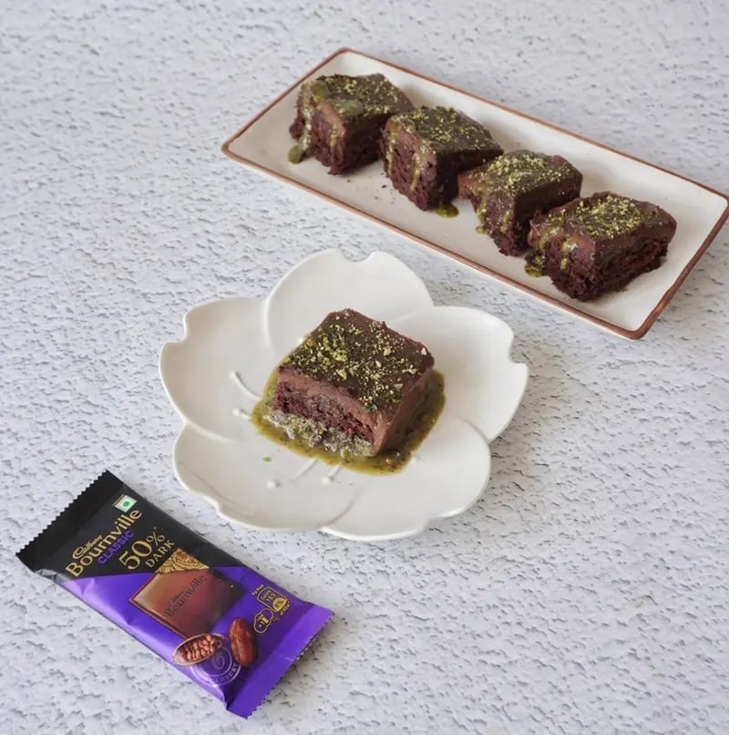 Mini Ceam Bownies with Pistachio & Caduy Bounville Recipe