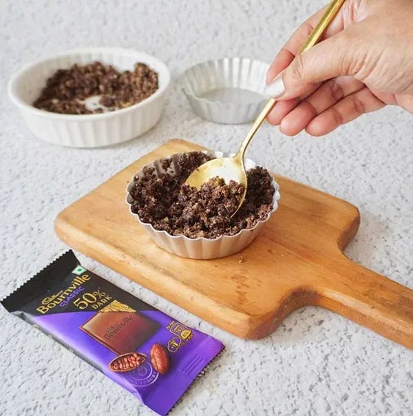 No Bake Chocolate Tart - Pour the mixture