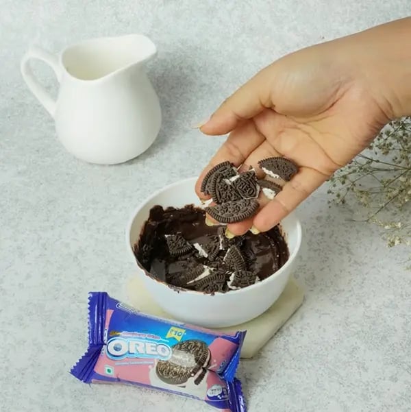 No-Bake Oreo Cupcakes For Thanksgiving-Melt dark chocolate in a bowl