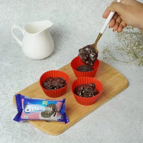 No-Bake Oreo Cupcakes For Thanksgiving-Pour the prepared chocolate mix