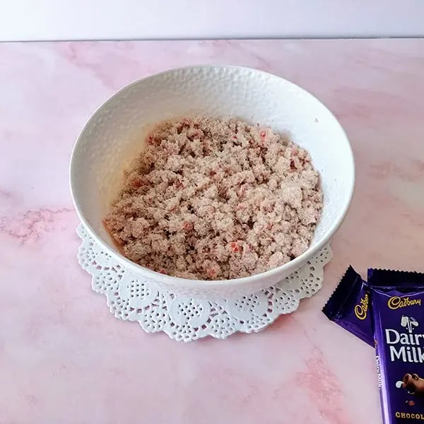 No-Bake Strawberry Chocolate Bars - Mix the fresh strawberries
