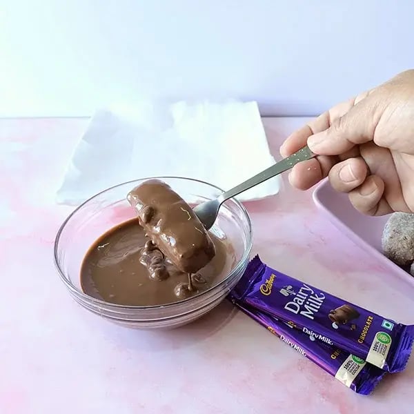 No-Bake Strawberry Chocolate Bars - Coat it in melted chocolate