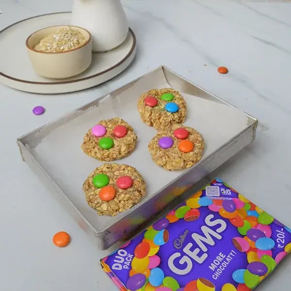 Oatmeal Cookies with Gems Topping - Press the cookie dough balls