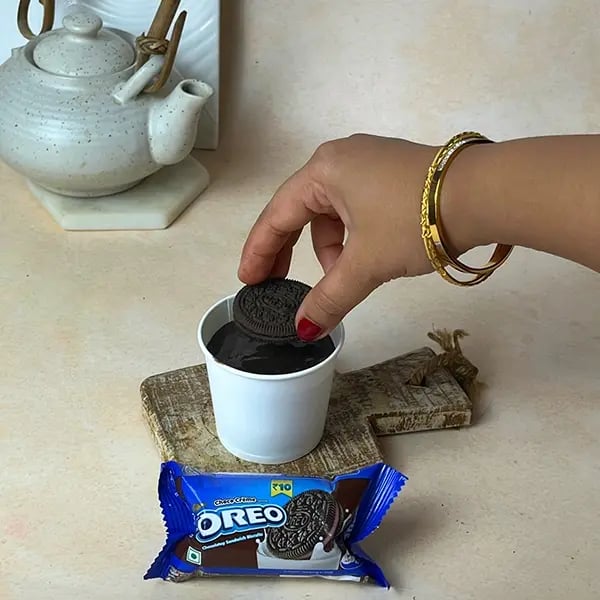 Oreo Bournville Gooey Cup Brownie - Cover the batter