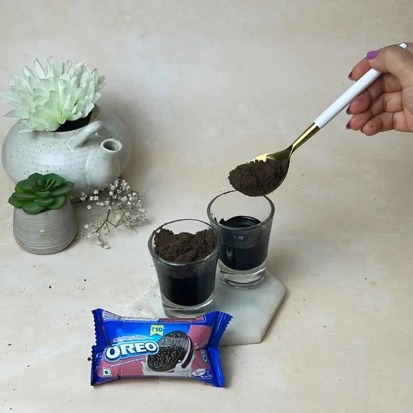 Oreo Bournville Shot - Sprinkling Oreo Powder