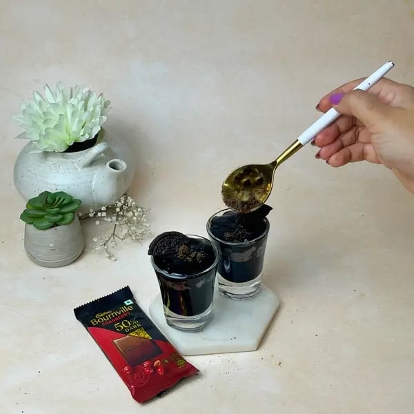 Oreo Bournville Shot - Oreo Dust Topping