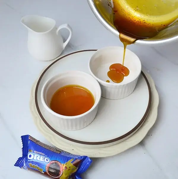 Oreo Caramel Pudding with Pistachio Dust - pour the caramel into the molds