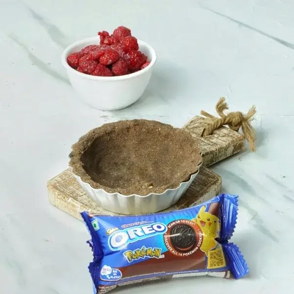 Oreo Chocolate Lemon Raspberry Tart - Spread this mixture