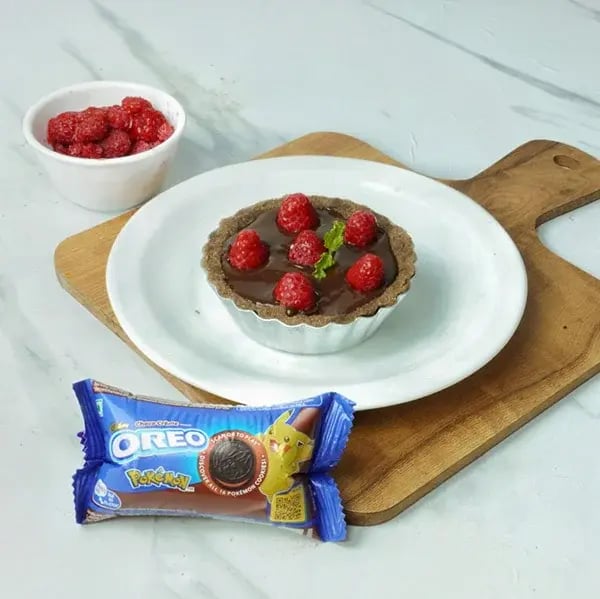 Oreo Chocolate Lemon Raspberry Tart - Place the raspberries on top of it