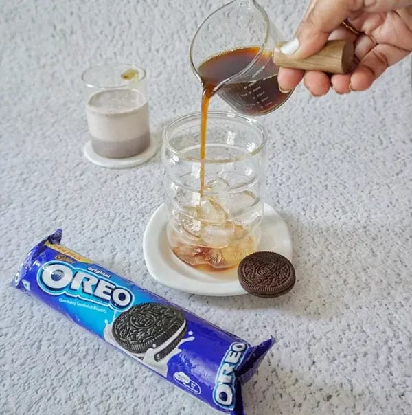 Oreo Coffee - Pour freshly prepared coffee mix