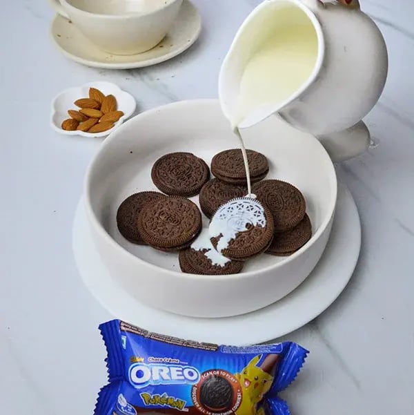 Oreo Crunchy Coffee Cake with Almonds - Pour milk on Oreo biscuits