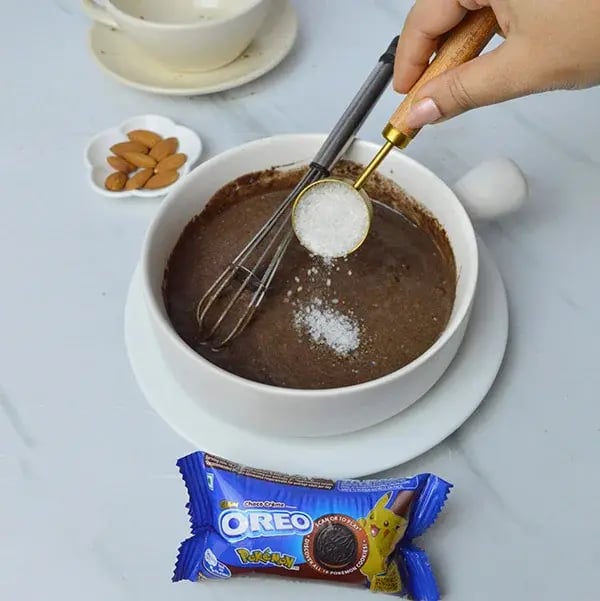 Oreo Crunchy Coffee Cake with Almonds - Add sugar